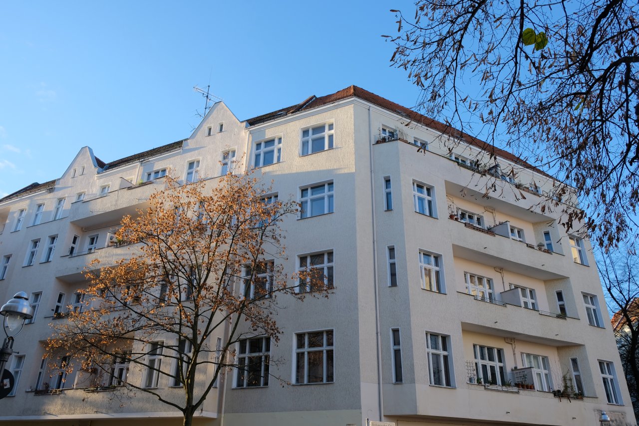 VERKAUFT + Am Böhmischen Platz + ALTBAUCHARME + Erker + Stuck + Balkon