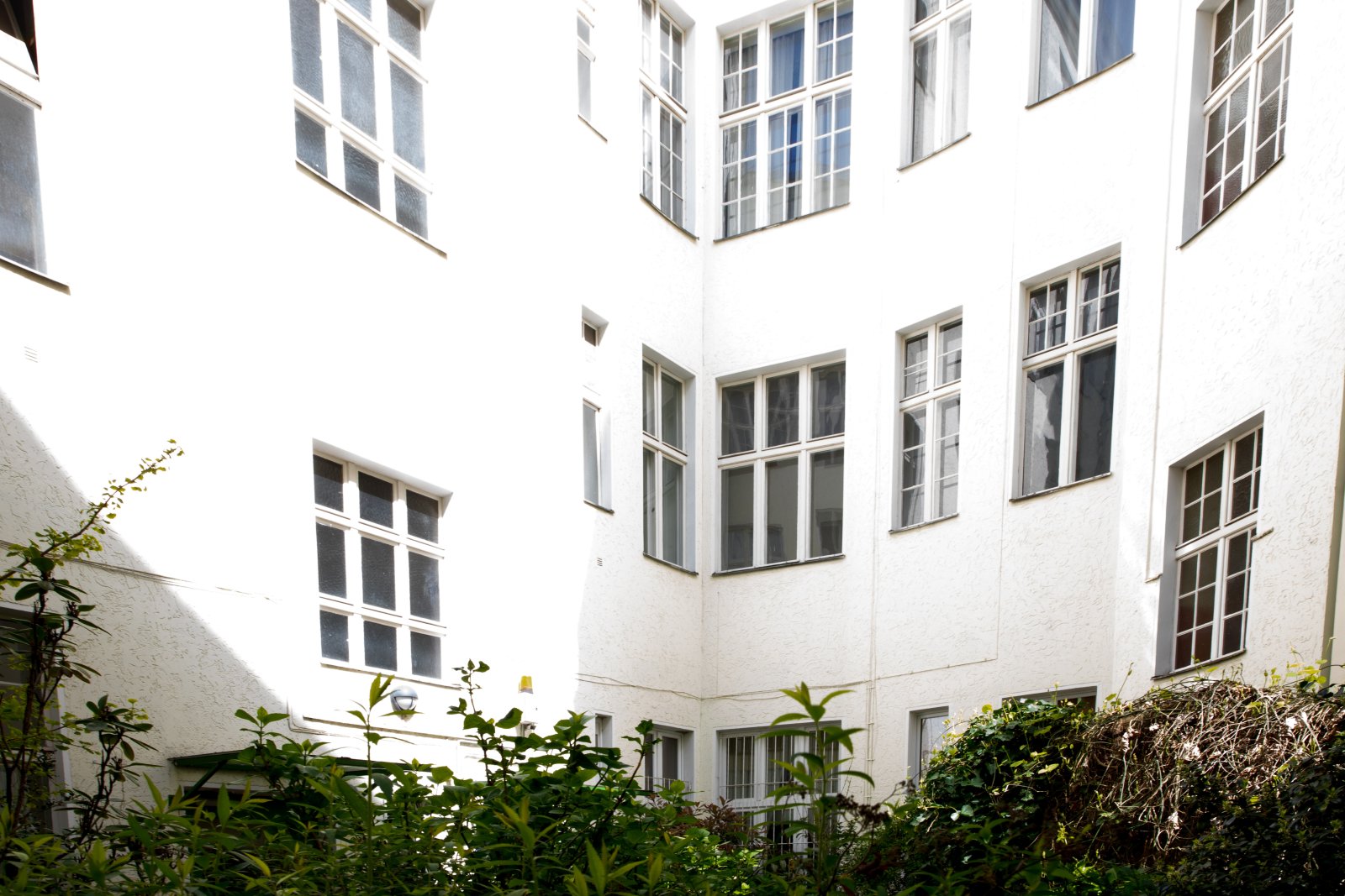 VERKAUFT+Güntzelkiez + Charmante 2-Zi Altbau + ruhig + hell + bezugsfrei +