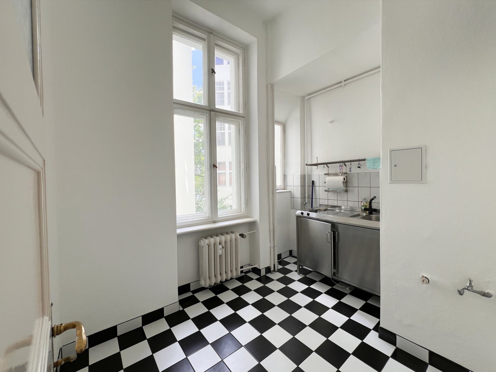 VERKAUFT+Güntzelkiez + Charmante 2-Zi Altbau + ruhig + hell + bezugsfrei +